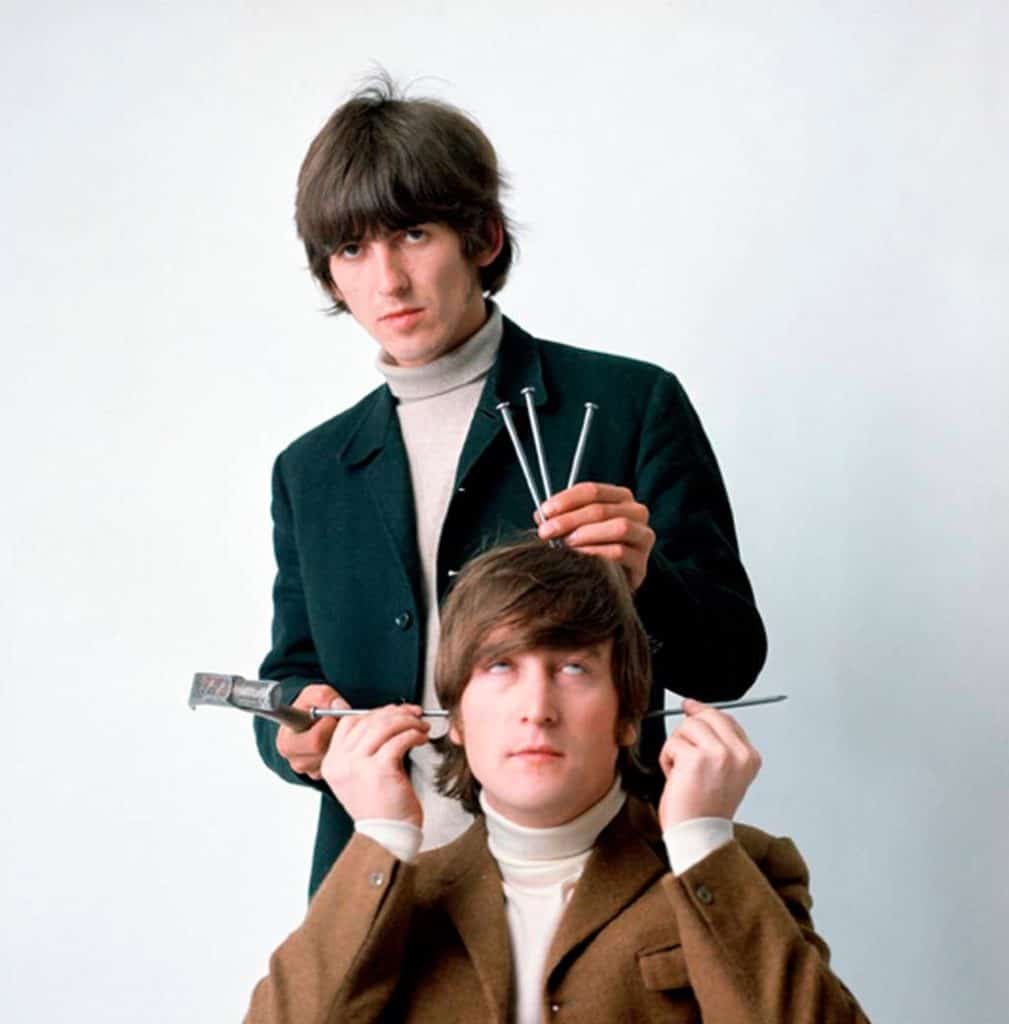 Harrison torturando a Lennon con un martillo y clavos