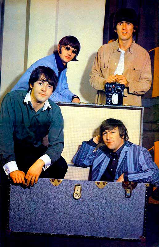 Beatles posando con el baúl